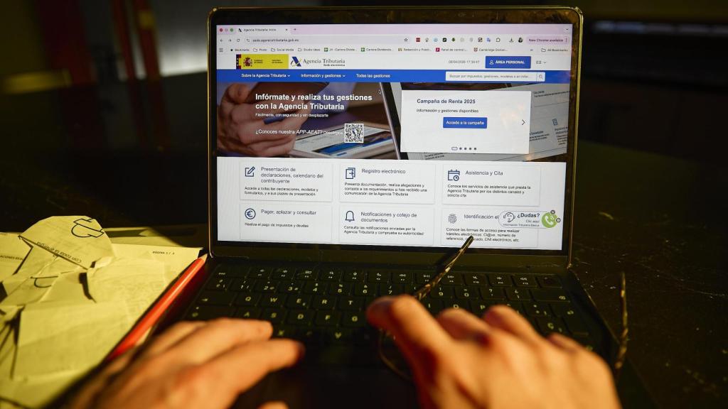Una persona hace la declaración de la renta.