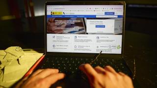Una persona hace la declaración de la renta.