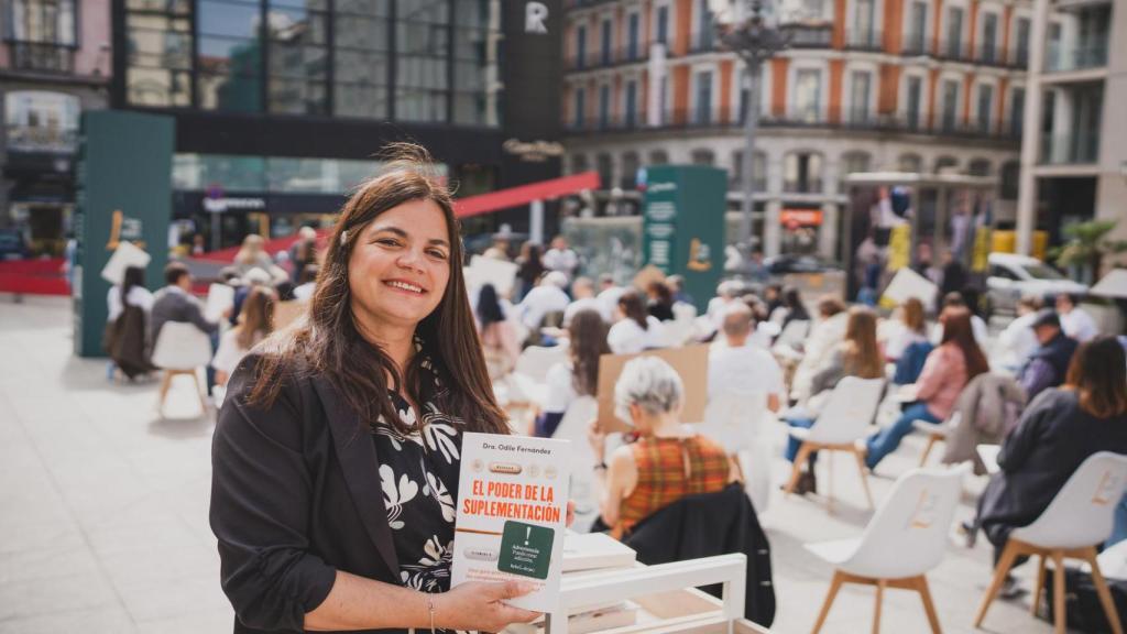Odile Fernández durante la manifestación silenciosa de este jueves en la plaza de Pedro Zerolo de Madrid con su libro 'El poder de la suplementación'.
