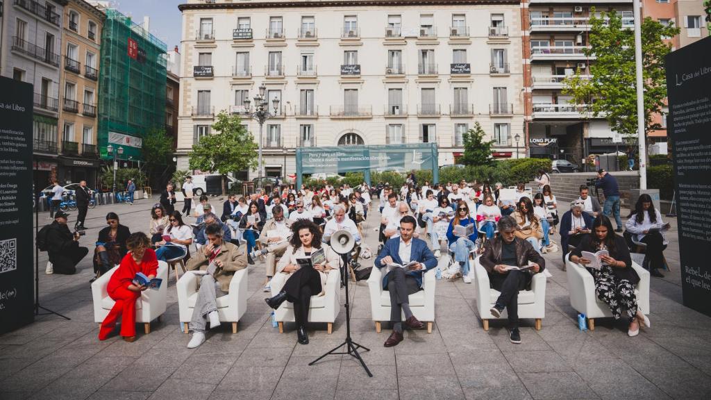 La manifestación silenciosa encabezada por Odile Fernández, Sonsoles Ónega, Manel Loureiro, Inma Rubiales y Pedro Simón en la plaza de Pedro Zerolo en Madrid este jueves.