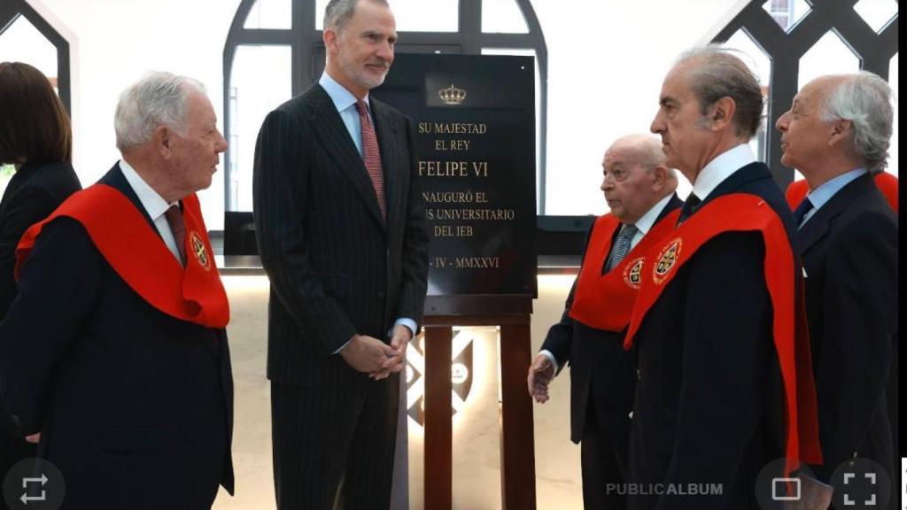 Felipe VI junto a las autoridades del IEB