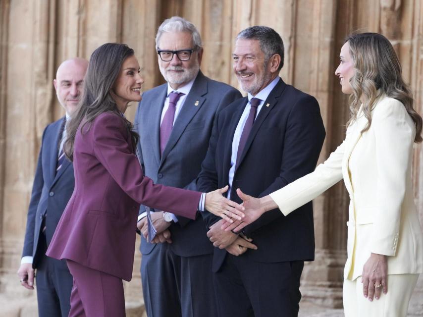 La Reina saluda a Laia Rogel, presidenta de la asociación.
