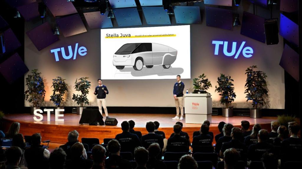 Los estudiantes de Solar Team durante la presentación de Stella Juva.