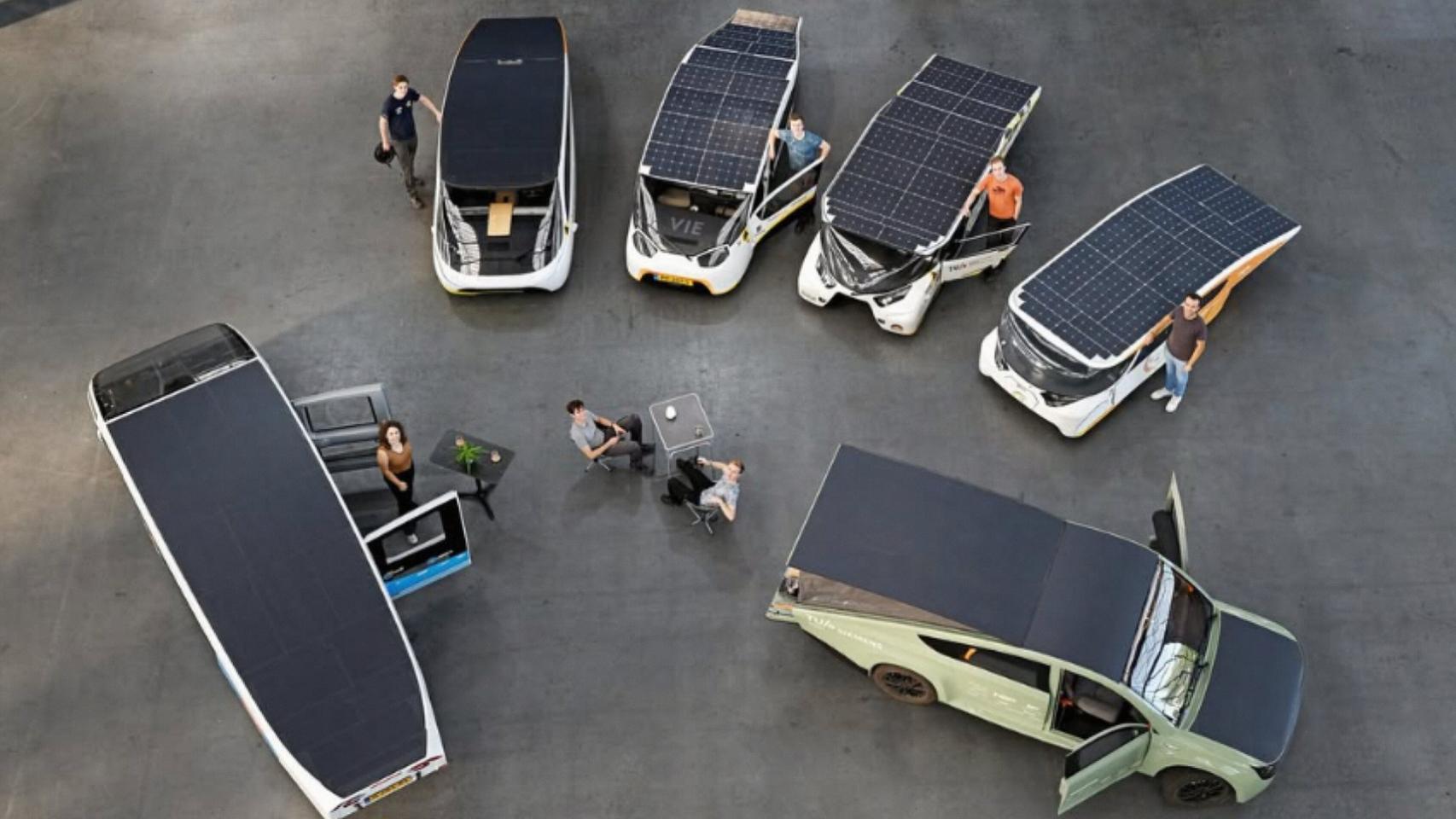 Varios vehículos diseñados por el Solar Team Eindhoven junto a algunos de sus integrantes