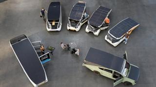 Varios vehículos diseñados por el Solar Team Eindhoven junto a algunos de sus integrantes