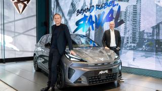 Oliver Blume, presidente del Grupo Volkswagen, y Markus Haupt, presidente y consejero delegado de Seat, posan con el Cupra Raval.