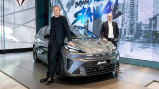 Oliver Blume, presidente del Grupo Volkswagen, y Markus Haupt, presidente y consejero delegado de Seat, posan con el Cupra Raval.