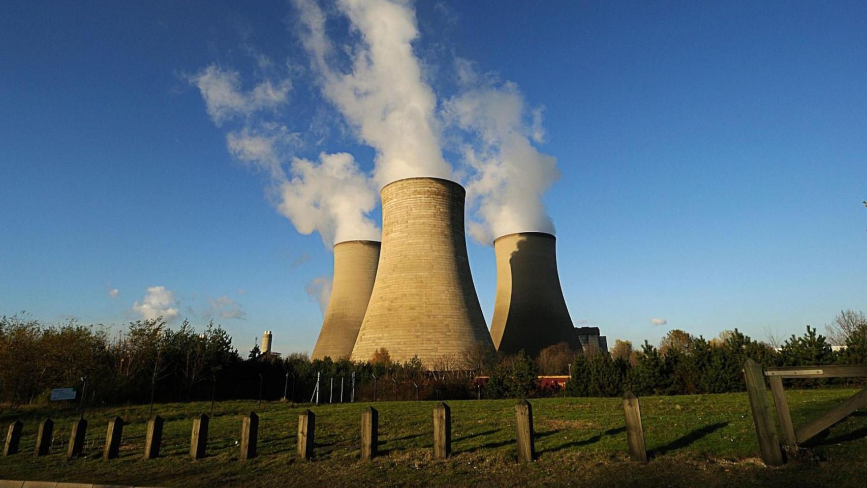 Reino Unido cambia su estrategia: acelera su plan para romper con el petróleo y busca la independencia energética