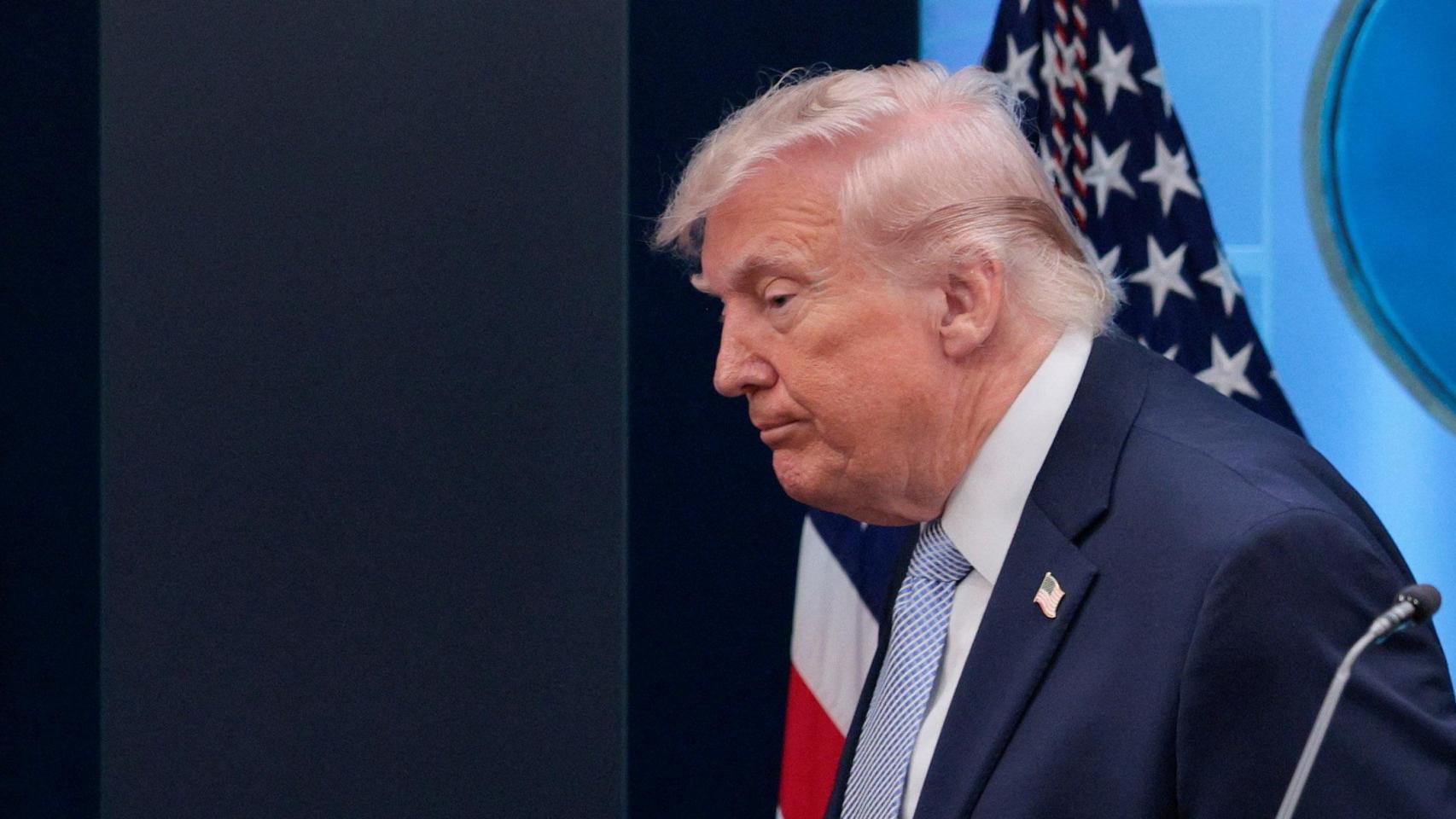 El presidente estadounidense Donald Trump abandona la sala de prensa James S. Brady de la Casa Blanca tras una rueda de prensa en Washington, el 6 de abril de 2026.