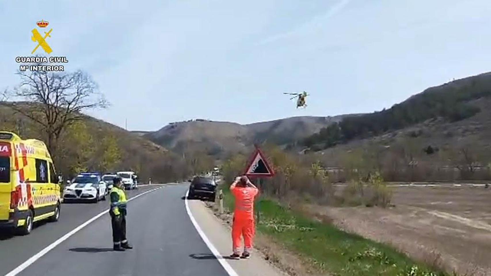 Imagen del rescate del hombre en parada en la N-2, en Soria.