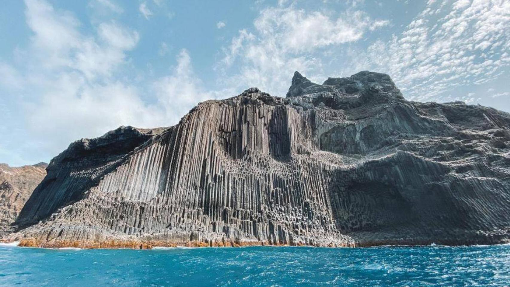 La piscina natural española que parece de ciencia ficción y se ha formado entre la lava de un volcán y el Atlántico