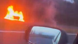 Arde un coche a la salida de la A-6 en Abegondo (A Coruña)