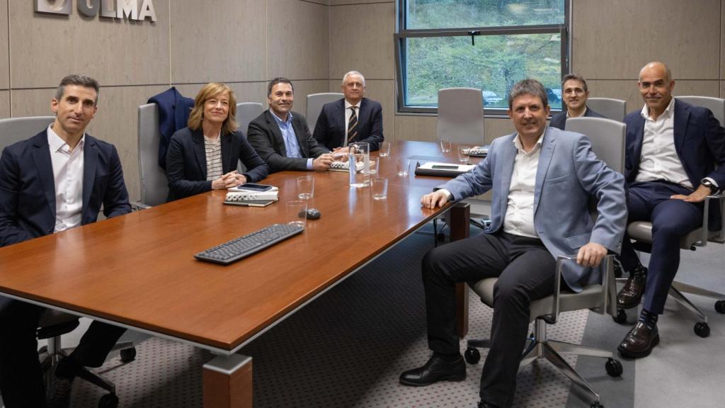 La diputada general de Gipuzkoa, Eider Mendoza, y el diputado de Promoción Económica y Proyectos Estratégicos, Unai Andueza, junto con responsables de Grupo ULMA y ULMA Medical Technologies.