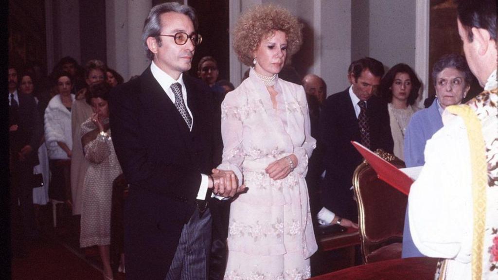 La duquesa de Alba junto a Jesús Aguirre el día de su boda, el 16 de marzo de 1978, en la capilla privada del Palacio de Liria.