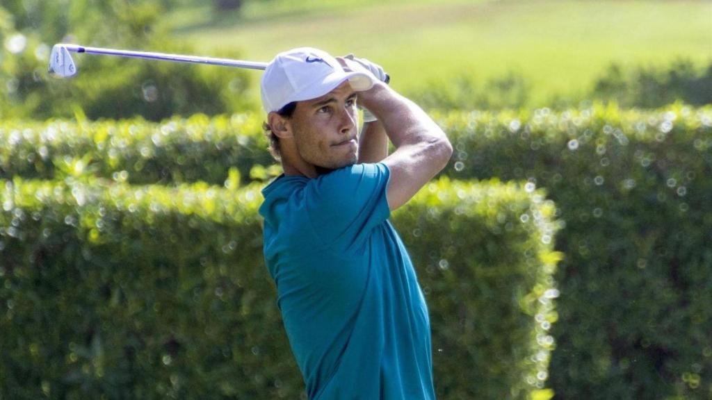 Rafa Nadal, durante una práctica de golf.