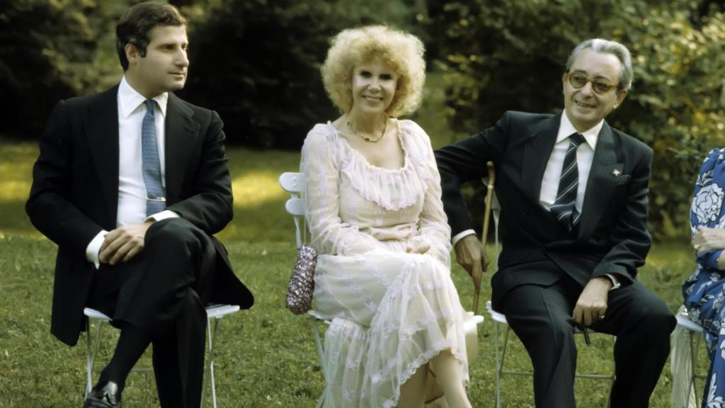 Cayetana de Alba con Jesús Aguirre y su hijo mayor, Carlos, hoy duque de Alba.