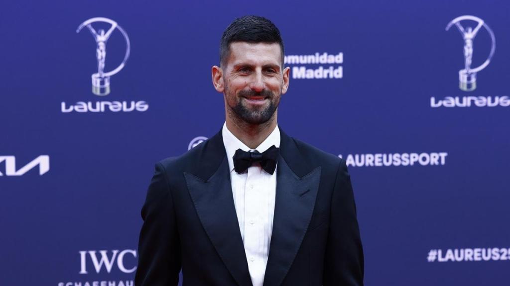 Djokovic posando en traje.