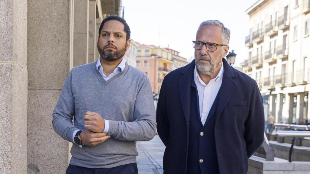 El secretario general de Vox, Ignacio Garriga, y el candidato a la Junta por la formación, Carlos Pollán, atienden a los medios en Segovia
