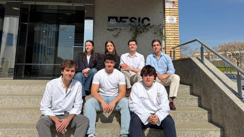 Los alumnos seleccionados junto a Guillermo Calahorra.
