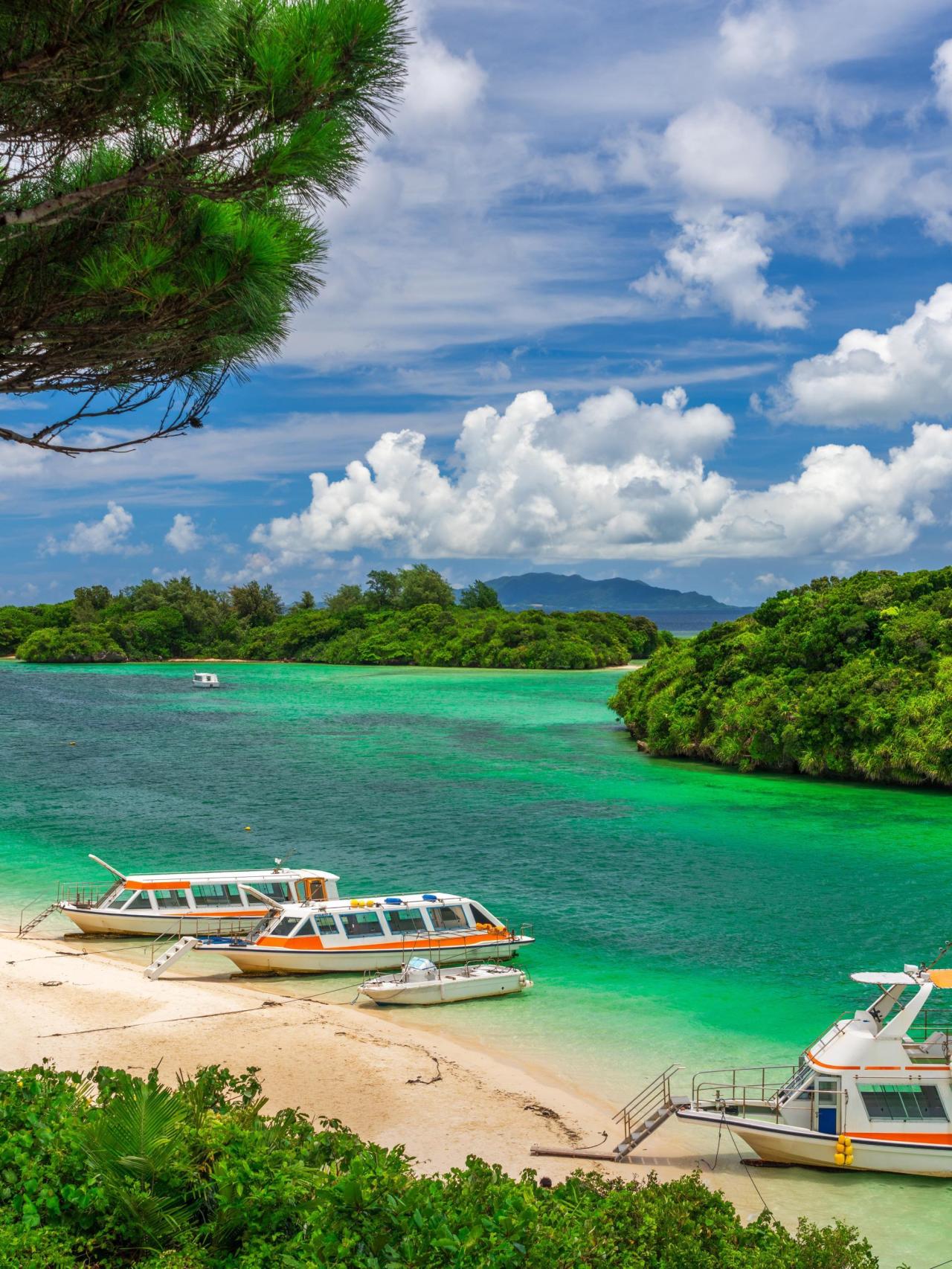 Los increíbles colores que toma el mar en Okinawa.