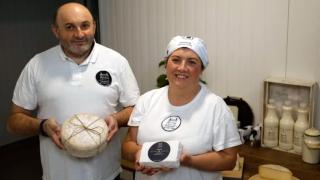 Julio López y Chelo López, de la Gandería Quintián, con su premiado queso Mourelo.