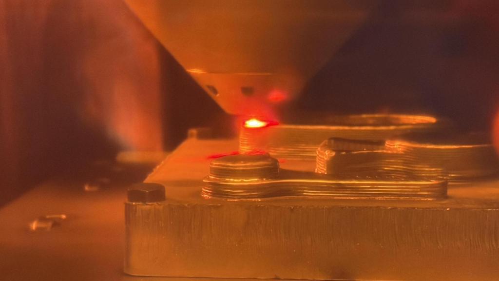 Detalle de la impresión 3D metálica para la fabricación de piezas