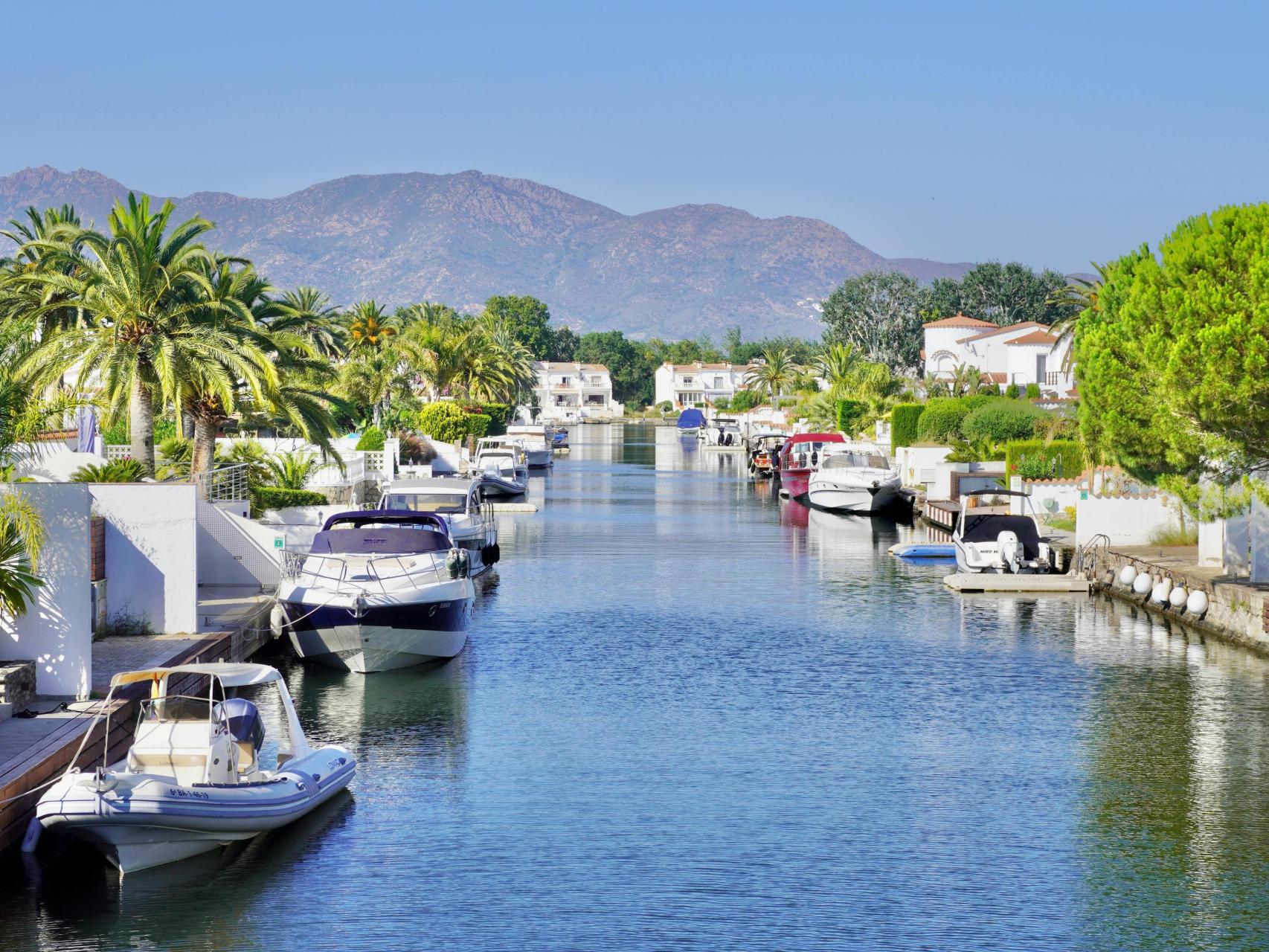 Parece Venecia, pero es España: el pueblo con 25 km de canales, 7 de ...