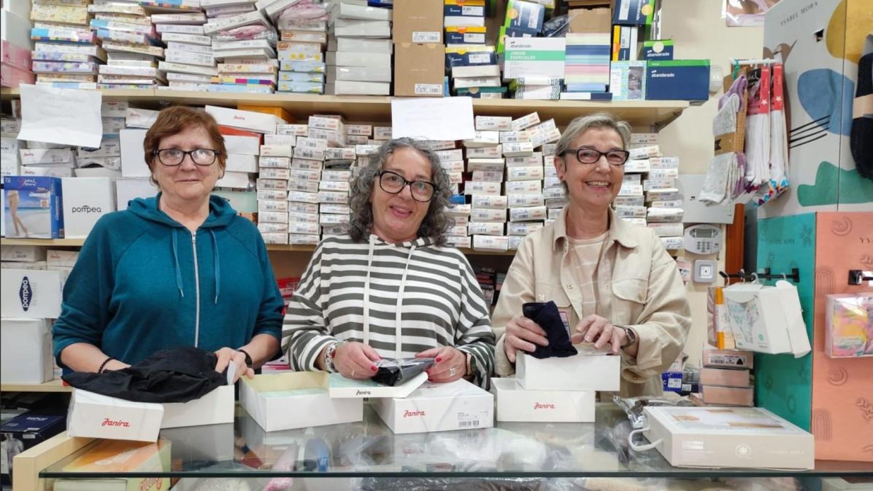 Raquel, Ana y Rami, empleadas de los almacenes Mayo Molina de A Coruña.