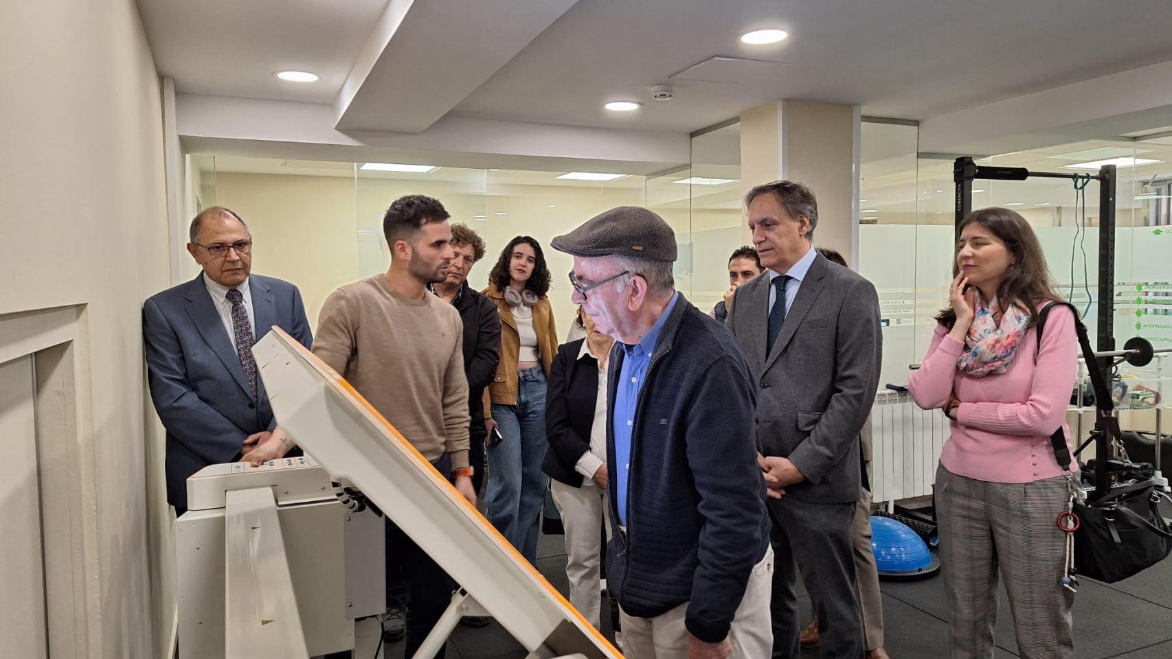 Presentación del nuevo aliado robótico en Aspace con el alcalde, Carlos García Carbayo, la concejala Miryam Rodríguez y el presidente de el presidente de la Asociación de Padres de Personas con Parálisis Cerebral y Encefalopatías Afines de Salamanca (Aspace), Jesús Alberto Martín Herrero.