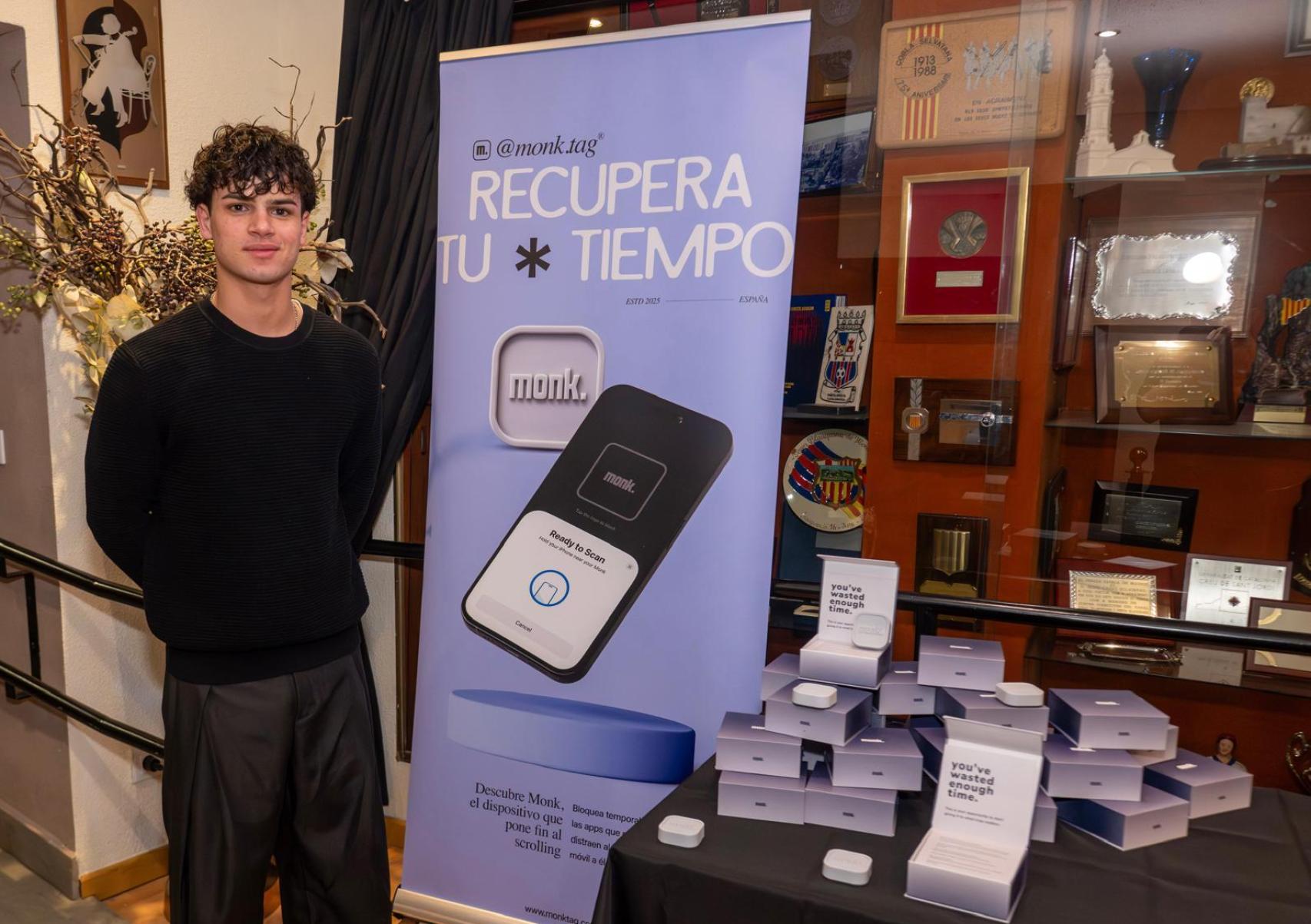 Mauro junto a su producto, el 'Monk'.