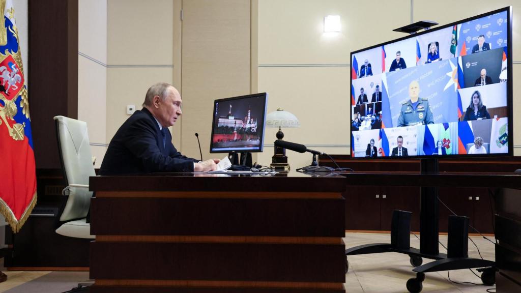 El presidente ruso, Vladimir Putin lidera una reunión con sus ministros desde el Kremlin.