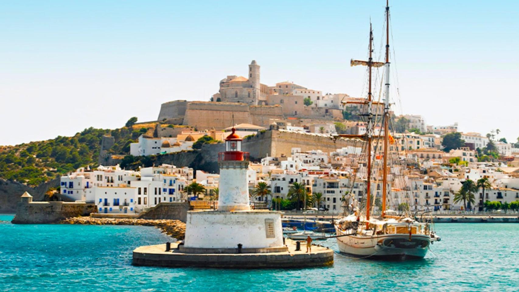 El pueblo Patrimonio de la Humanidad que puedes recorrer a pie: un tesoro amurallado sobre el Mediterráneo