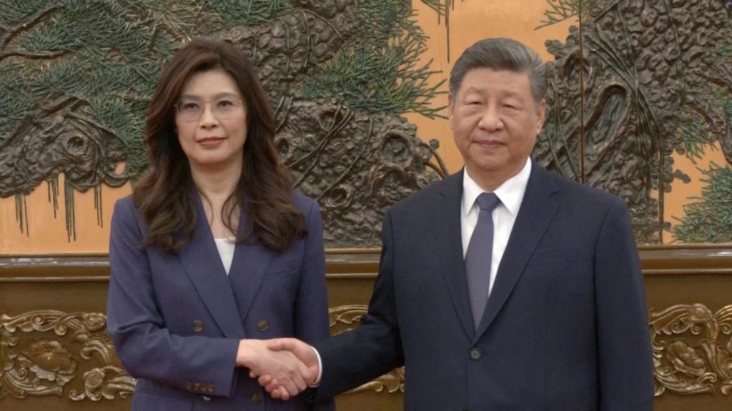 Cheng Li-wun, presidente del Kuomintang (KMT), el principal partido de oposición de Taiwán, estrecha la mano del presidente chino Xi Jinping en el Gran Salón del Pueblo en Pekín.
