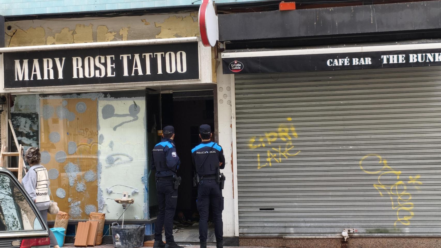 Operarios vacían el local mientras la Policía controla la zona