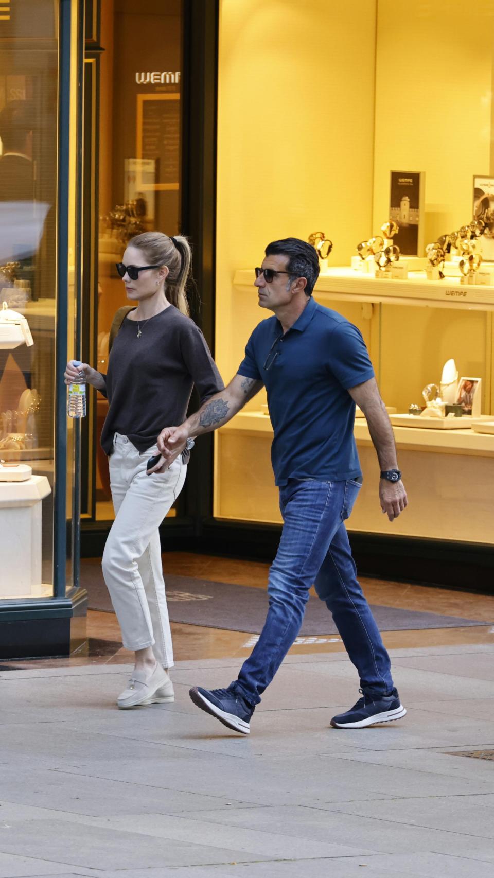 Para su paseo, la dupla optó por un look informal.