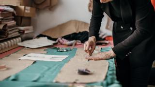 Imagen de archivo de una diseñadora trabajando en su taller.