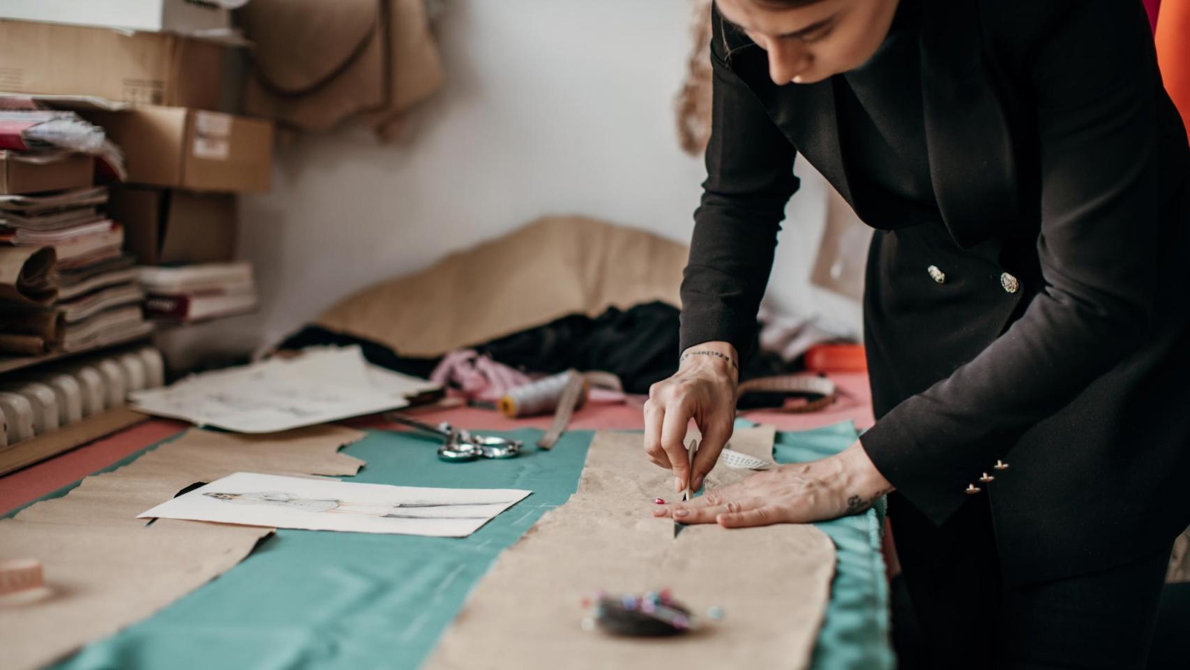 Imagen de archivo de una diseñadora trabajando en su taller.