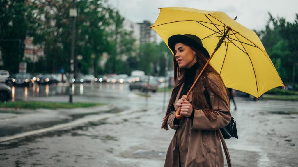 Imagen de una modelo bajo la lluvia.