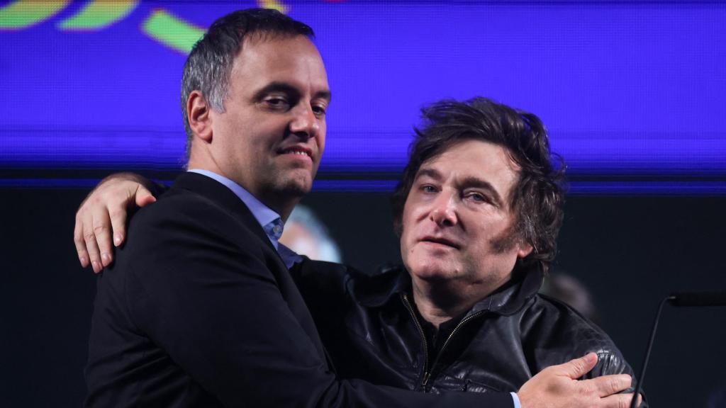 Manuel Adorni junto a Javier Milei en un mitin electoral.