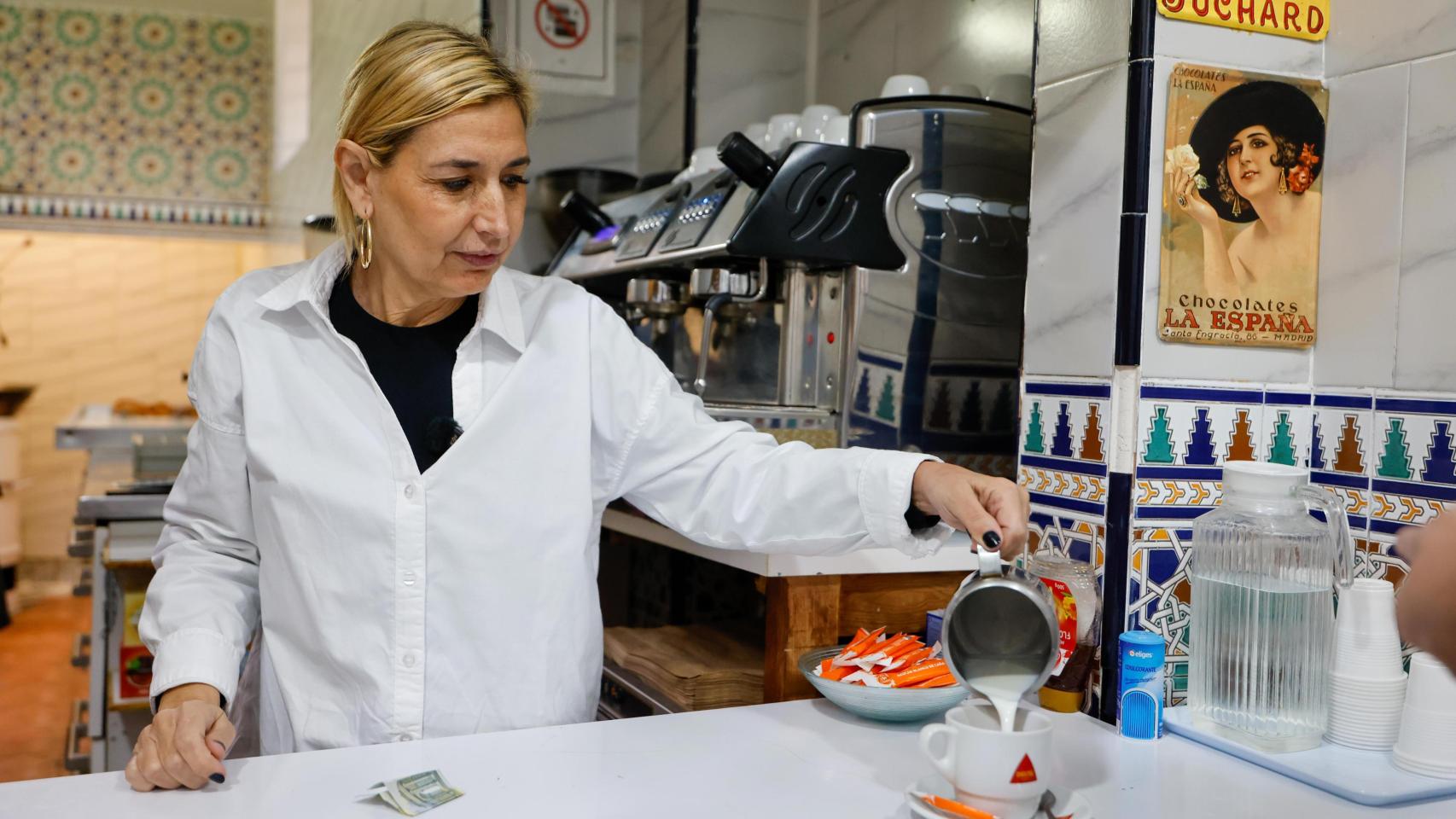 La propietaria de una churrería toledana durante su jornada laboral.