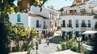 Parece Mykonos, pero es España: 3.300 habitantes, calles laberínticas y casco histórico de arquitectura morisca