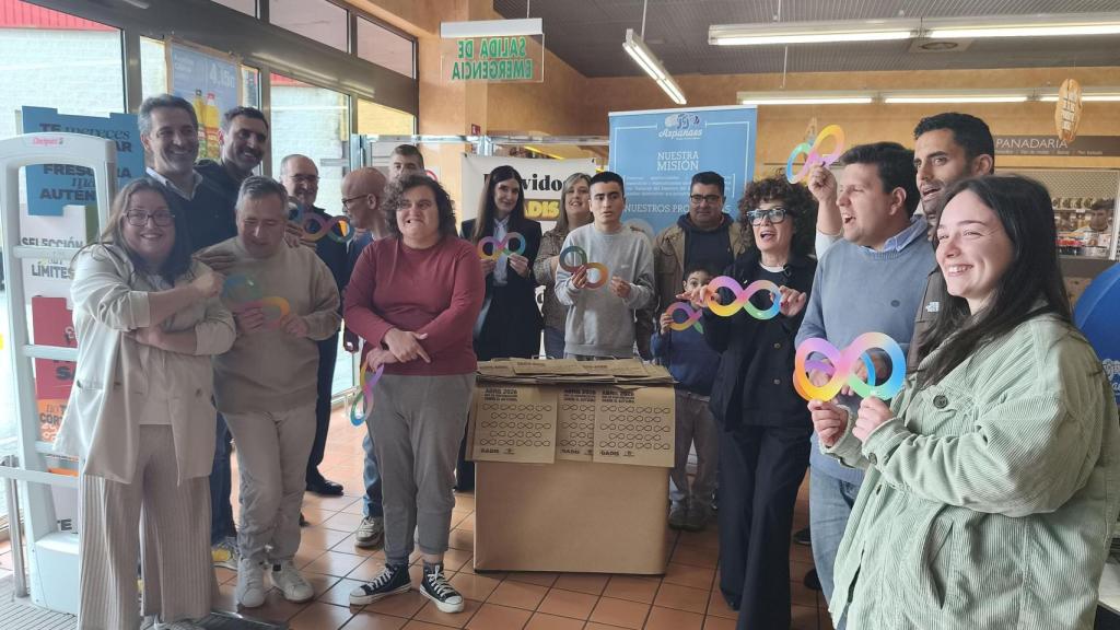 Usuarios de Aspanaes posan en un establecimiento de Gadis en Ferrol durante la campaña