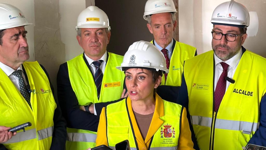 La ministra de Vivienda y Agenda Urbana Isabel Rodríguez ha estado acompañada por el delegado del Gobierno en Castilla y León, Nicanor Sen; el alcalde de Ávila, Manuel Sánchez; y el consejero de Medio Ambiente, Vivienda y Ordenación del Territorio, Juan Carlos Súarez-Quiñones.