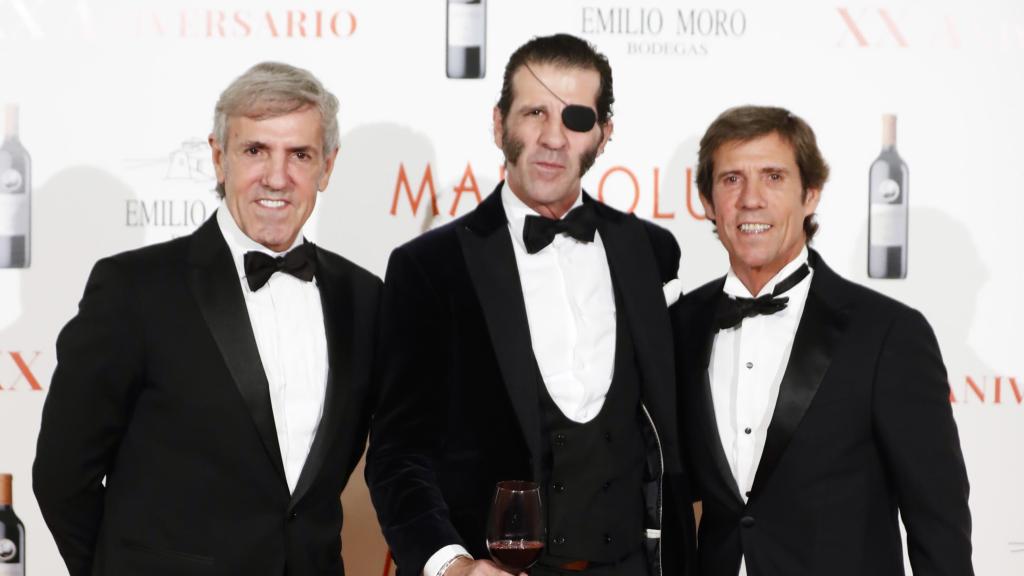 Los hermanos Moro, José -izquierda- y Javier con el torero José Padilla.