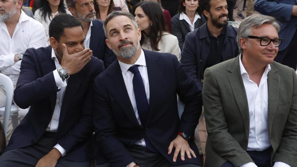 Ignacio Garriga, secretario general de Vox; Santiago Abascal, presidente del partido; y Manuel Gavira, candidato de Vox a la Junta de Andalucía, este jueves en Málaga.