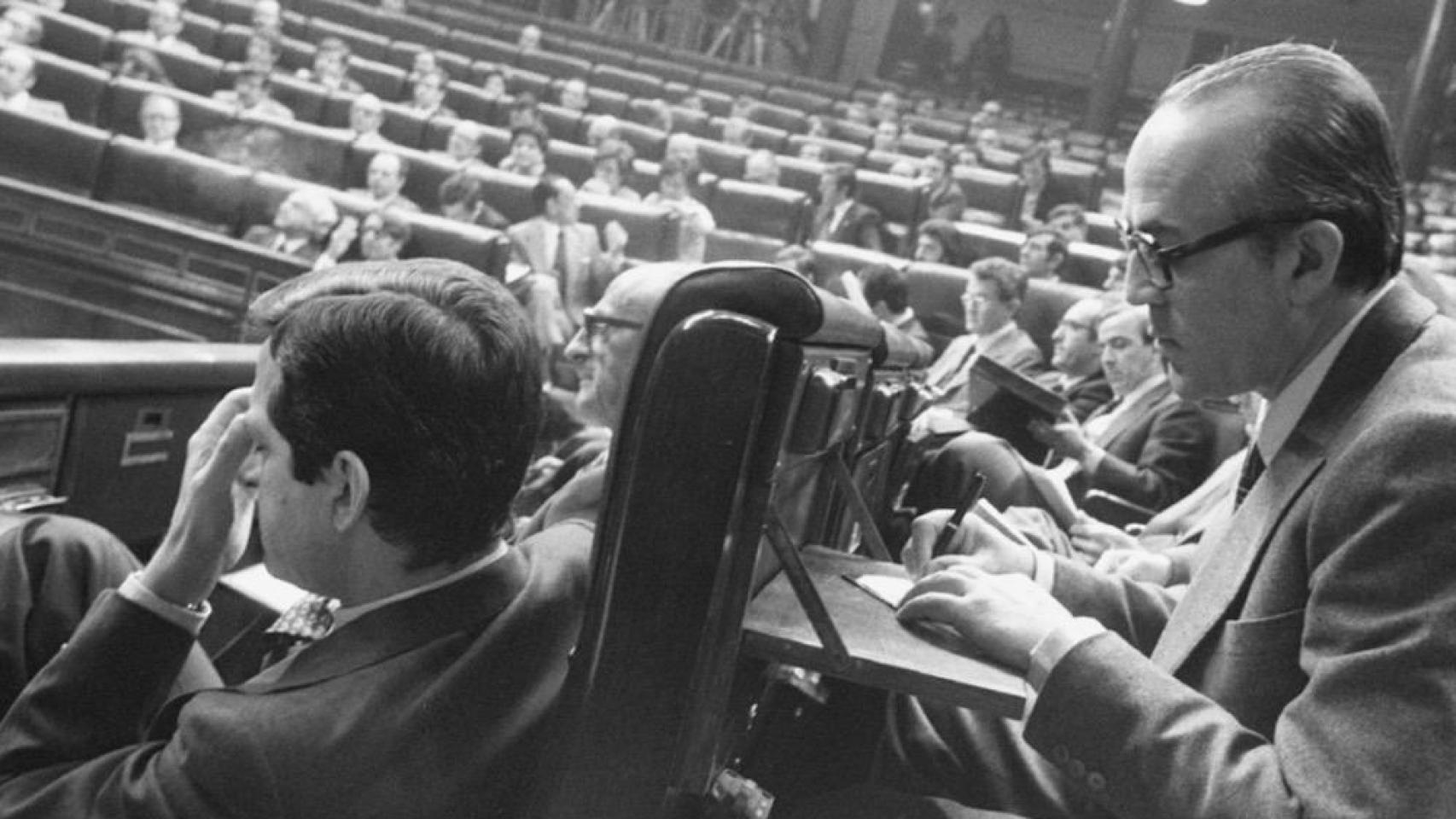 Leopoldo Calvo-Sotelo, detrás de Adolfo Suárez, el día que el pleno del Congreso debatió la Ley de Amnistía.