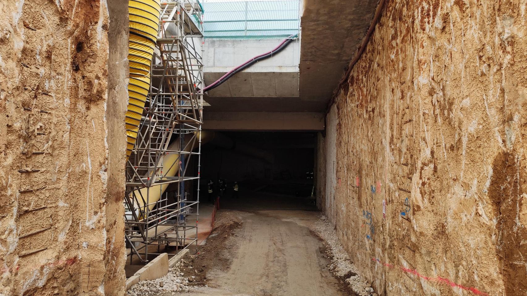 Rampa de acceso a la cueva del Metro de Málaga en la calle Hilera.