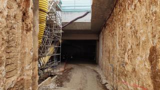 Rampa de acceso a la cueva del Metro de Málaga en la calle Hilera.