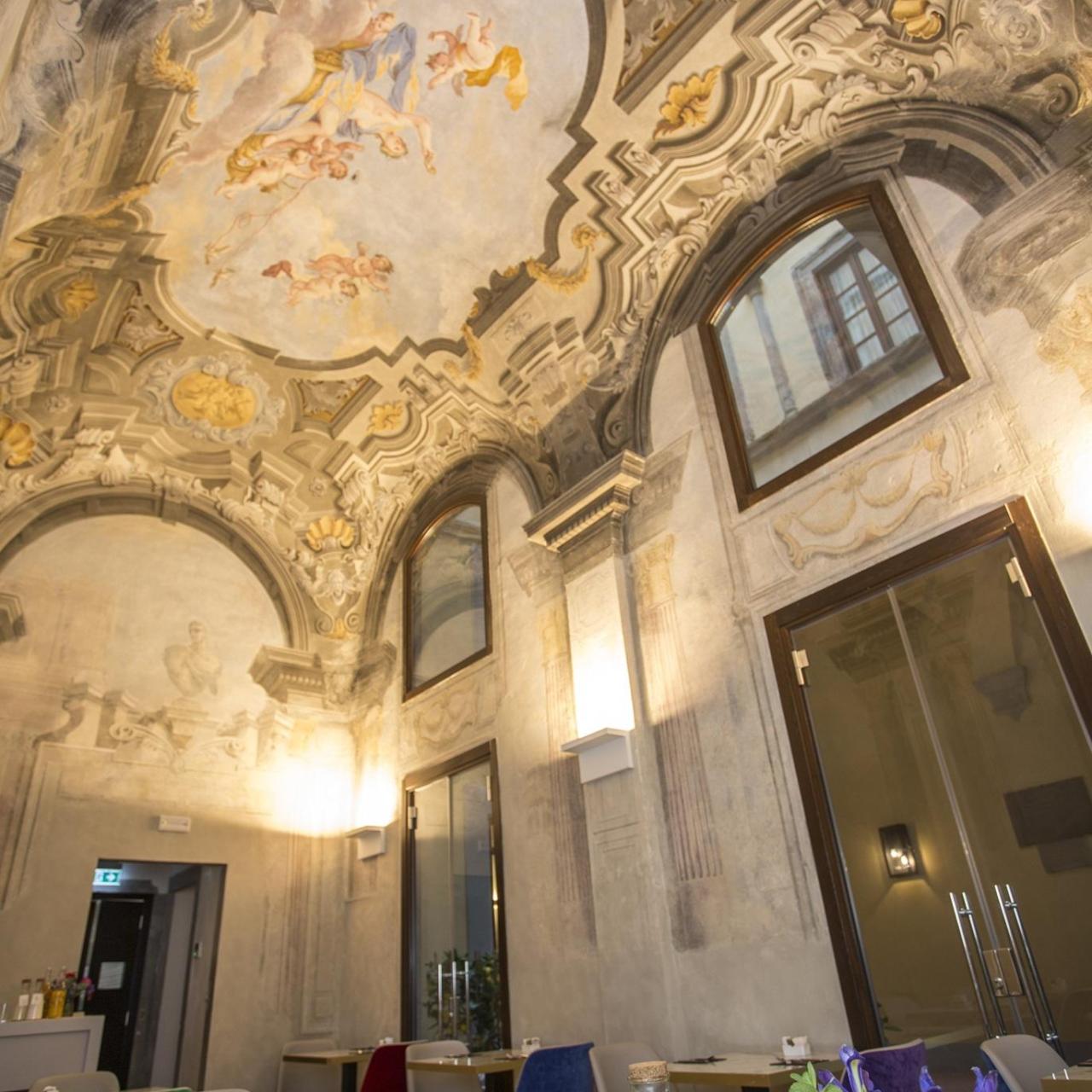 Frescos del siglo XVIII que se han rehabilitado para el disfrute del cliente.