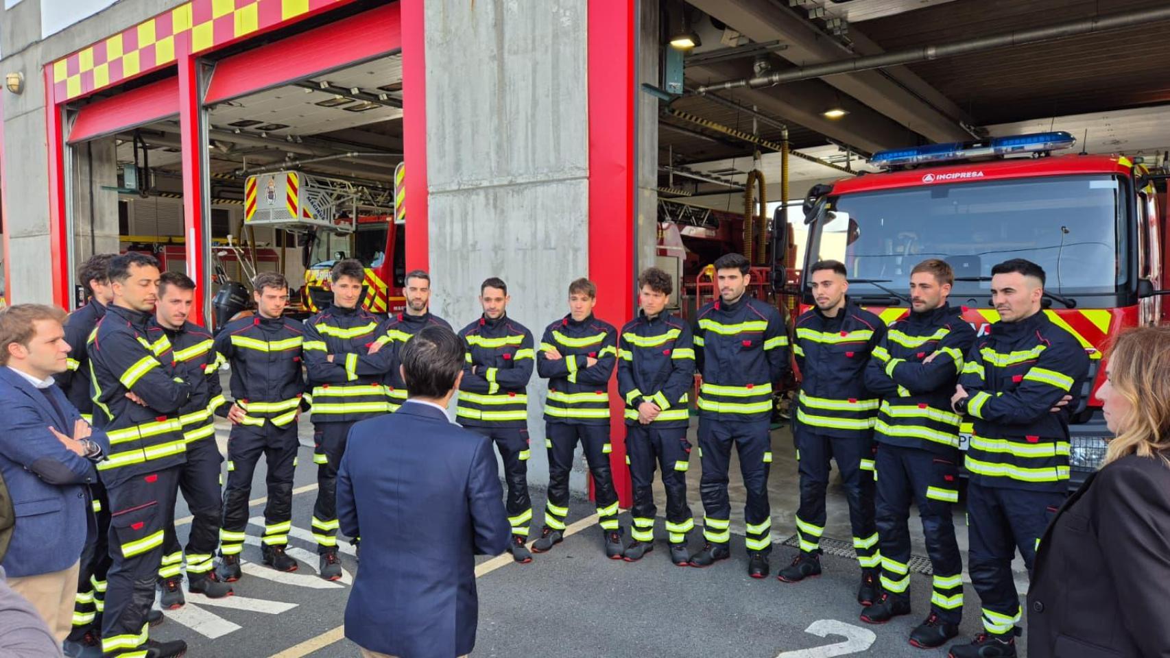 Acto de bienvenida a los 13 nuevos bomberos del servicio municipal de Ferrol.